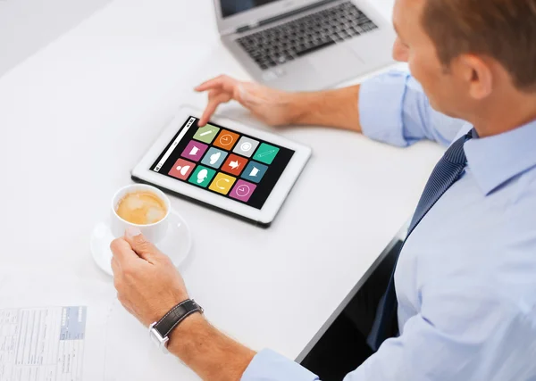 Tablet pc ve kahve üzerinde app simgeleri ile işadamı — Stok fotoğraf