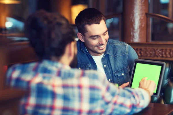 Männliche Freunde mit Tablet-PC an der Bar — Stockfoto