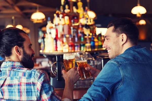 Amigos homens felizes bebendo cerveja no bar ou pub — Fotografia de Stock