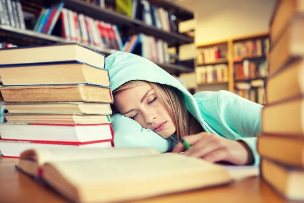 Estudiante o mujer con libros durmiendo en la biblioteca — Foto de Stock