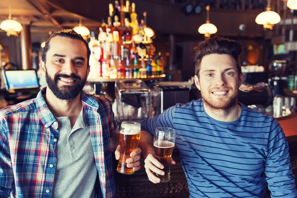 幸せの男性の友人でビールを飲みながらバーやパブ — ストック写真