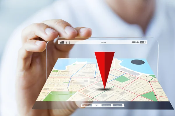 スマート フォンとマップを示す男性の手のクローズ アップ — ストック写真