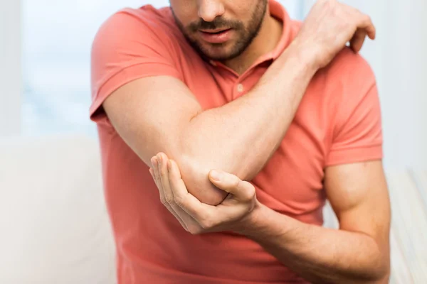 Primer plano del hombre con la mano lesionada en casa — Foto de Stock