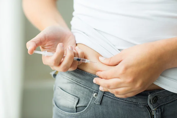 Donna con siringa che effettua l'iniezione di insulina — Foto Stock