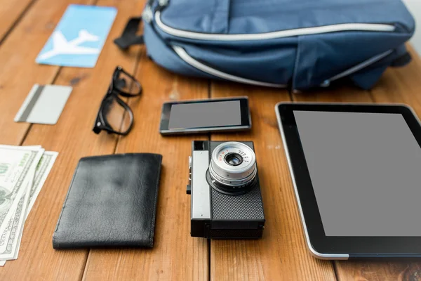 Close-up de câmera, gadgets e material de viagem — Fotografia de Stock