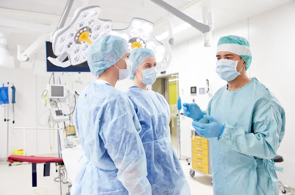 Kelompok ahli bedah di ruang operasi di rumah sakit — Stok Foto