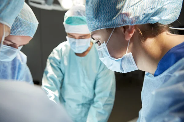 Skupina lékařů v operačním sále v nemocnici — Stock fotografie