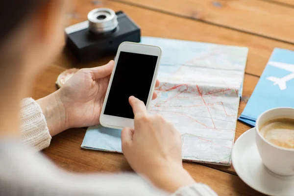 Primer plano de las manos del viajero con smartphone y mapa — Foto de Stock