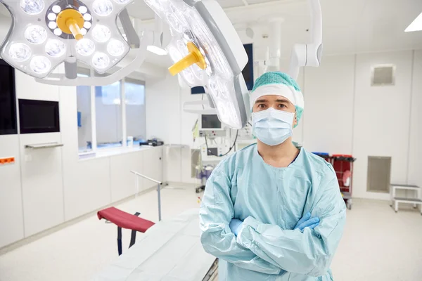 Chirurg in operatiekamer in ziekenhuis — Stockfoto