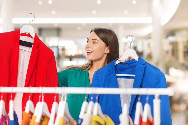 Donna felice scegliere vestiti a casa armadio — Foto Stock