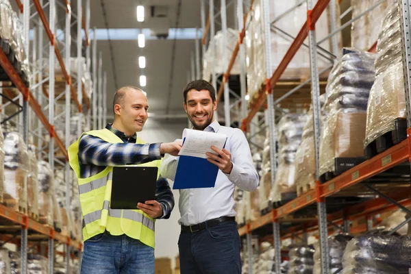 Lavoratori e uomini d'affari con cartellone a magazzino — Foto Stock