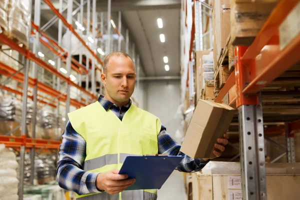 Man met Klembord in veiligheidsvest magazijn — Stockfoto