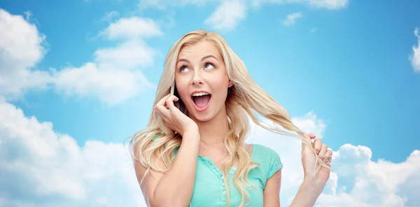 Улыбающаяся молодая женщина звонит на смартфон — стоковое фото