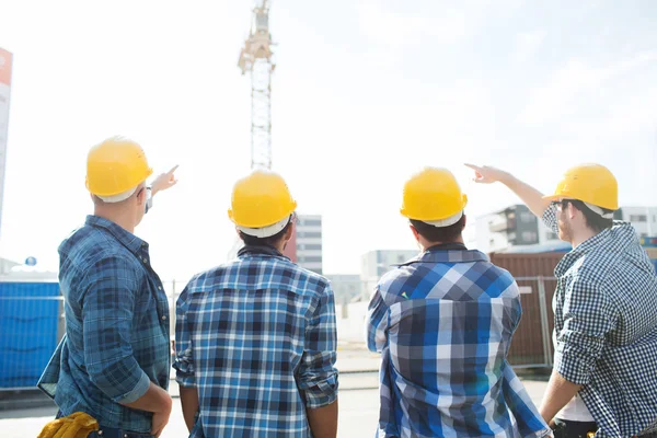 Gruppo di costruttori di cappelli duri in cantiere — Foto Stock