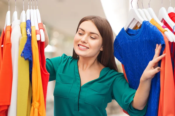 Mulher feliz escolher roupas em casa guarda-roupa — Fotografia de Stock