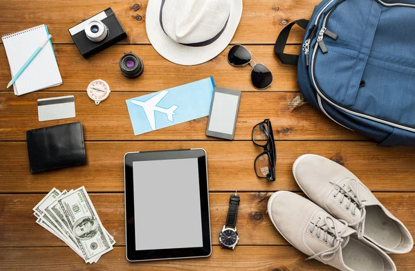 Close-up de gadgets e coisas pessoais viajante — Fotografia de Stock