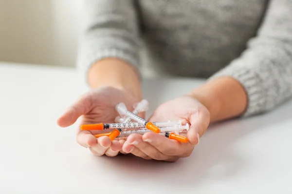 Cerca de las manos de mujer con jeringas de insulina — Foto de Stock