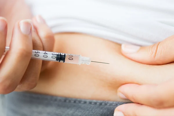 Woman with syringe making insulin injection — Stock Photo, Image