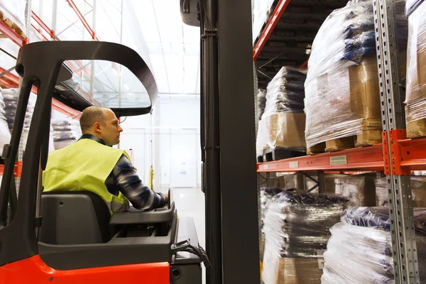 Man operationele vorkheftruck loader magazijn — Stockfoto