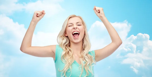 Gelukkig jonge vrouw of tiener meisje vieren van de overwinning — Stockfoto