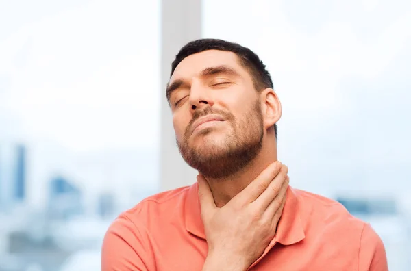 Uomo infelice che soffre di mal di gola a casa — Foto Stock