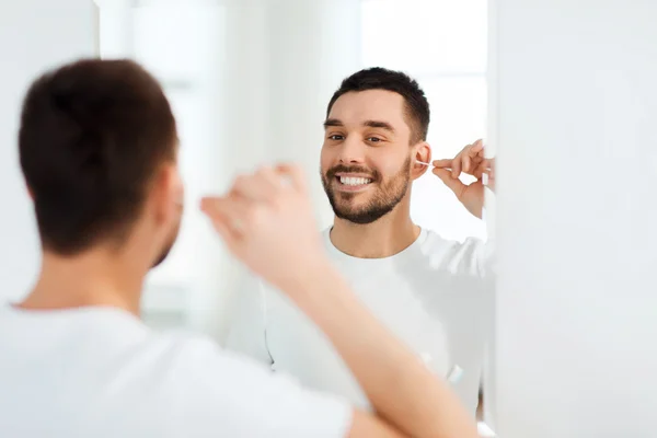 Uomo pulizia orecchio con tampone di cotone in bagno — Foto Stock