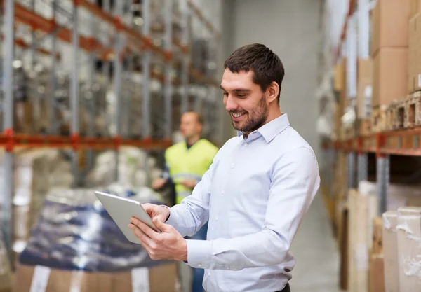 Gelukkig zakenman met Klembord in magazijn — Stockfoto