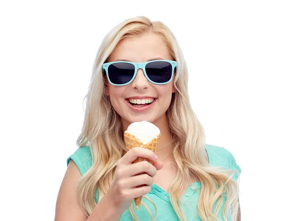 幸福的年轻女人在吃冰激淋的太阳镜 — 图库照片