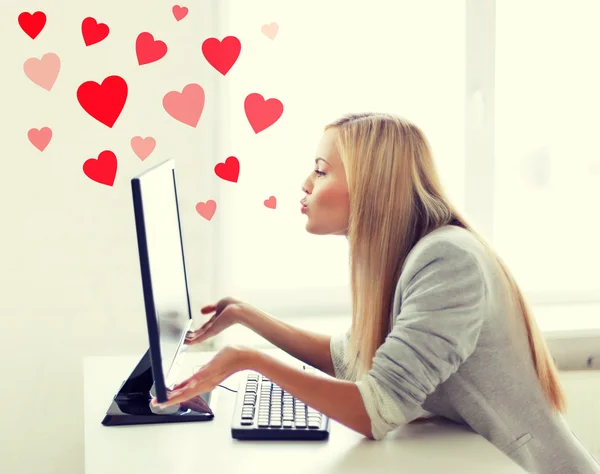 Mujer enviando besos con monitor de computadora — Foto de Stock