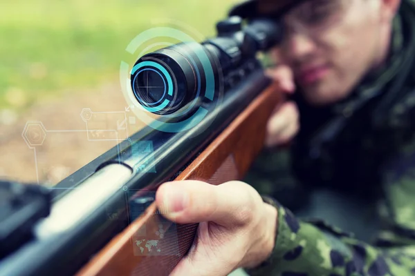Nahaufnahme eines Soldaten oder Scharfschützen mit Waffe im Wald — Stockfoto
