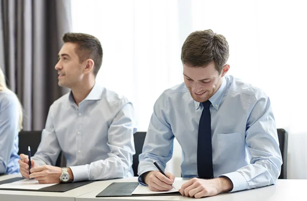 Gruppo di imprenditori sorridenti che si incontrano in ufficio — Foto Stock