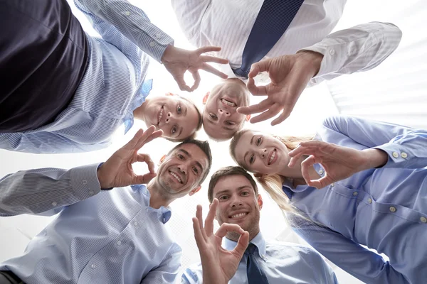 Lächelnde Gruppe von Geschäftsleuten steht im Kreis — Stockfoto