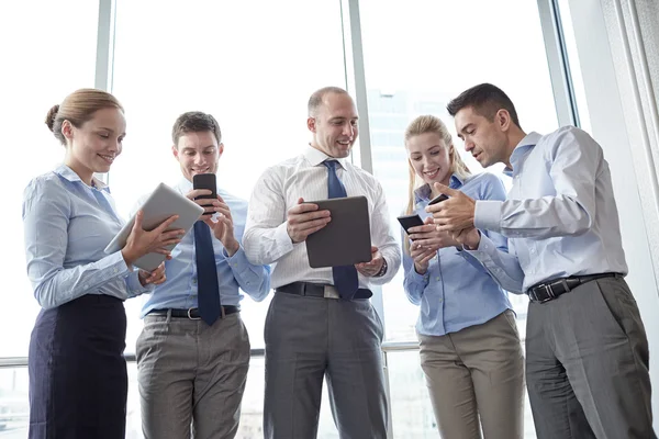 Gente de negocios con tableta PC y teléfonos inteligentes — Foto de Stock