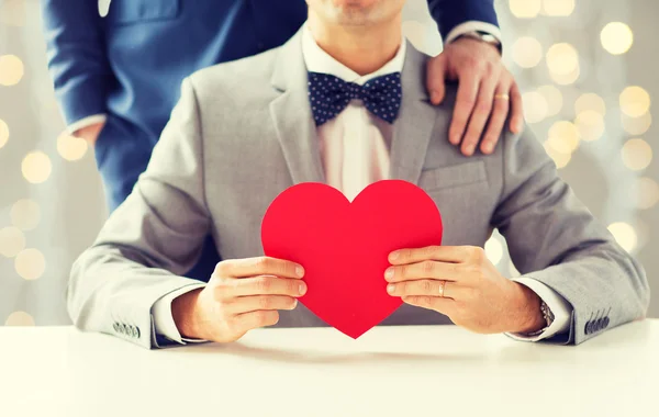 Close up de masculino gay casal com vermelho coração — Fotografia de Stock