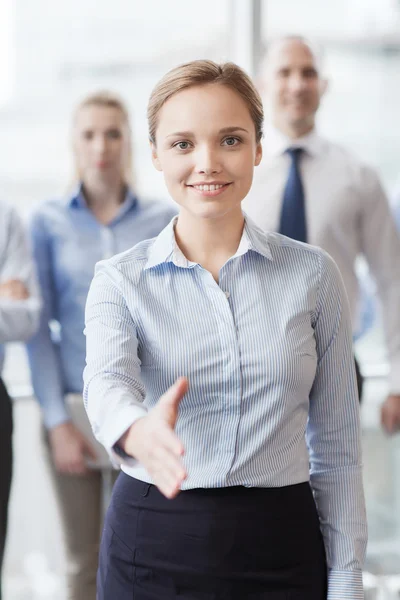 Sorridente donna d'affari che fa stretta di mano in ufficio — Foto Stock