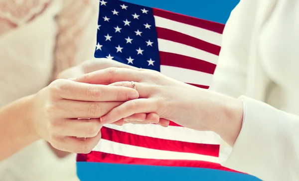 Close up of lesbian couple hands with wedding ring — Stock Photo, Image