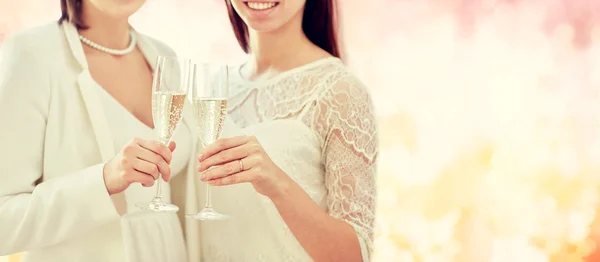 Close up de casal lésbico com taças de champanhe — Fotografia de Stock