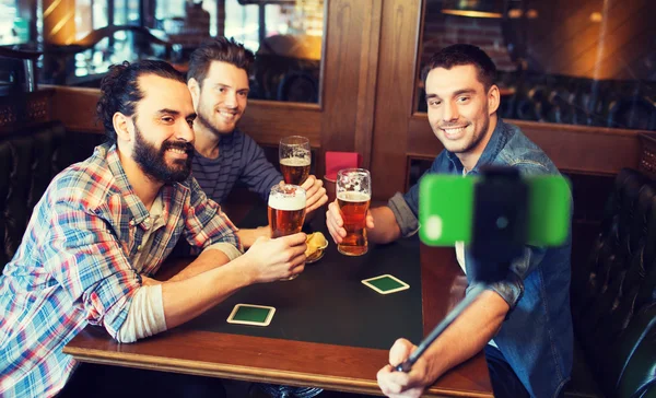 Amis prendre selfie et boire de la bière au bar — Photo