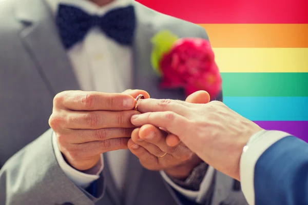 Close up de masculino gay casal mãos e anel de casamento — Fotografia de Stock