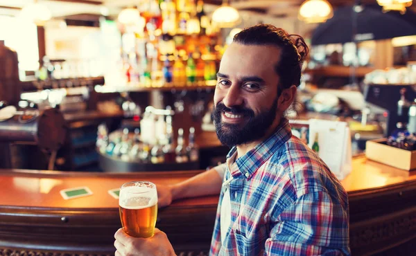Ευτυχισμένος άνθρωπος πίνοντας μπύρα στο μπαρ ή παμπ — Φωτογραφία Αρχείου