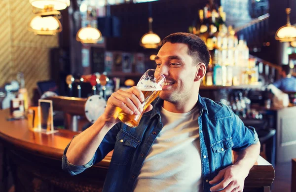 Ευτυχισμένος άνθρωπος πίνοντας μπύρα στο μπαρ ή παμπ — Φωτογραφία Αρχείου