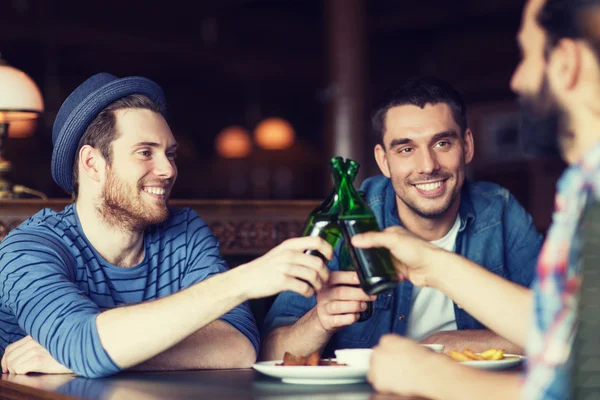 Happy male friends drinking beer at bar or pub — Stock Photo, Image