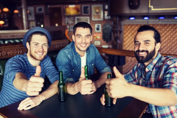 Happy male friends drinking beer at bar or pub — Stock Photo, Image