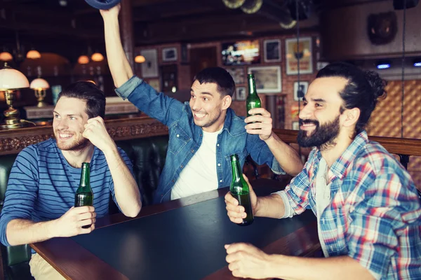 Happy mannelijke vrienden drinken bier bij bar of pub — Stockfoto