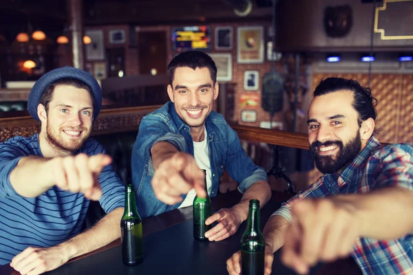 幸せの男性の友人でビールを飲みながらバーやパブ — ストック写真