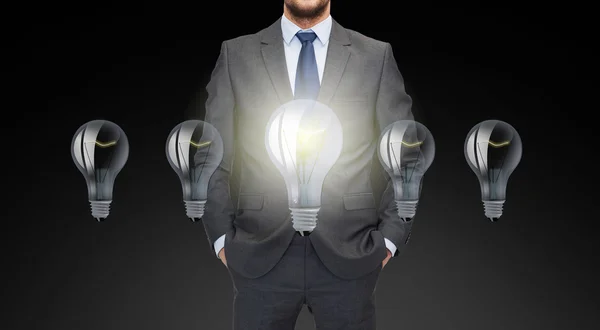 Primer plano de hombre de negocios en traje con bombillas ligh — Foto de Stock