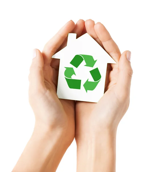 Handen met huis met groen recycling teken — Stockfoto
