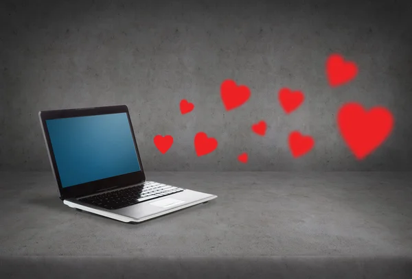 Laptop with blank screen and red hearts — Stock Photo, Image