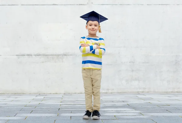 Lycklig pojke i bachelor hatt eller mortarboard — Stockfoto