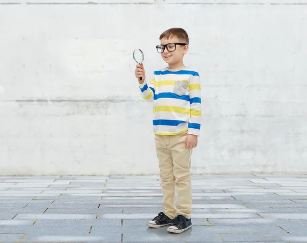 Kleiner Junge in Brille mit Lupe — Stockfoto